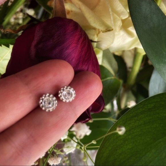 Alquimia Jewelry - Tiny halo diamond style earrings